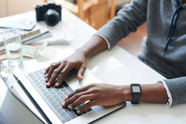 Manos Joven Estudiante Masculino Con Smartwatch Tocar Las Teclas Del — Foto de Stock