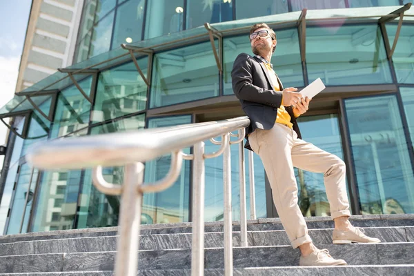 Молодой Современный Элегантный Бизнесмен Тачпадом Стоя Перилах Лестнице Бизнес Центром — стоковое фото