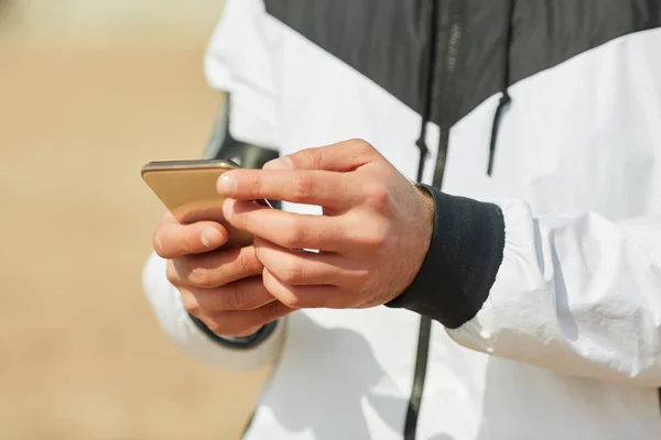 Hände Junger Zeitgenössischer Sportler Sportbekleidung Scrollen Smartphone Während Sie Nach — Stockfoto