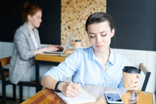 Serio Publicista Creativo Pensativo Sentado Mesa Una Pequeña Cafetería Tomando — Foto de Stock