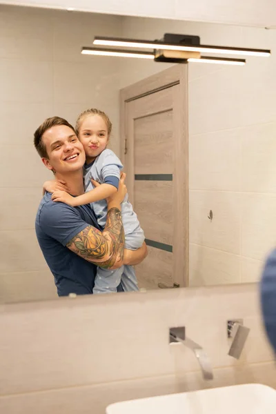 Szczęśliwy Podekscytowany Młody Samotny Ojciec Tatuaż Ramię Trzyma Córka Przedszkola — Zdjęcie stockowe