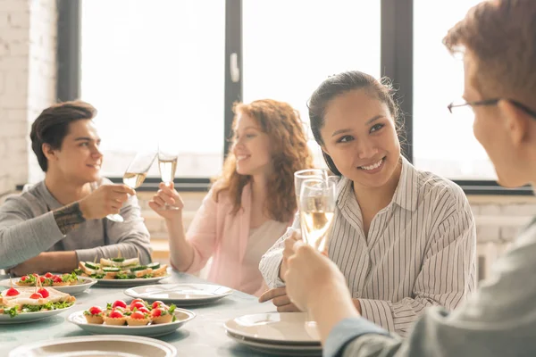 Dois Jovens Casais Felizes Clinking Com Flautas Champanhe Enquanto Desfruta — Fotografia de Stock