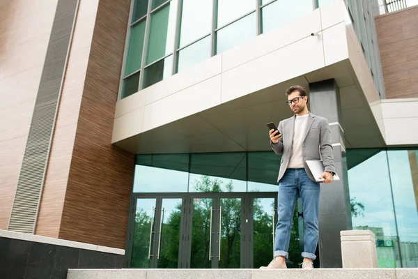 Mobile Joven Empleado Masculino Pie Junto Entrada Centro Oficina Mientras — Foto de Stock