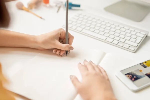 Manos Diseñadora Joven Sosteniendo Lápiz Sobre Una Hoja Papel Blanco — Foto de Stock