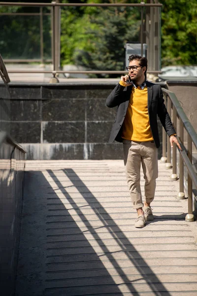 Współczesny Biznesmen Rozmawia Telefon Komórkowy Podczas Poruszania Się Wzdłuż Balustradów — Zdjęcie stockowe