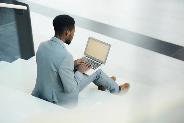 Joven Hombre Negocios Elegante Traje Gris Sentado Escalera Con Portátil — Foto de Stock