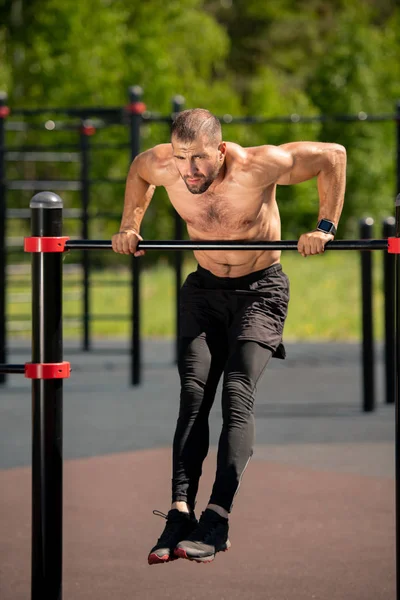 Junger Muskulöser Athlet Beugt Sich Während Körperlicher Betätigung Über Die — Stockfoto