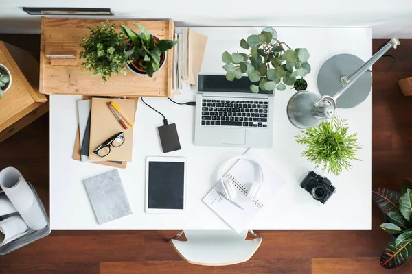 Weergave Van Moderne Werknemers Werkplek Met Gadgets Groene Planten Lamp — Stockfoto