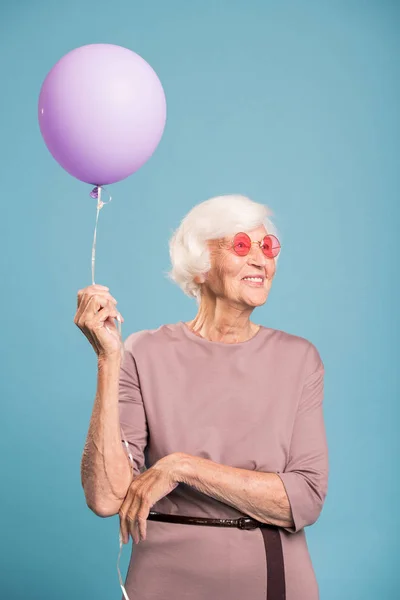 Felice Donna Anziana Abito Elegante Tenendo Palloncino Mentre Piedi Sfondo — Foto Stock