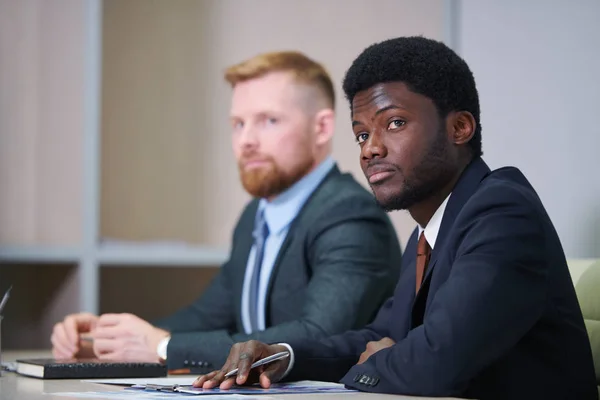 Joven Empresario Africano Traje Escuchando Entrenador Seminario Negocios Conferencia — Foto de Stock