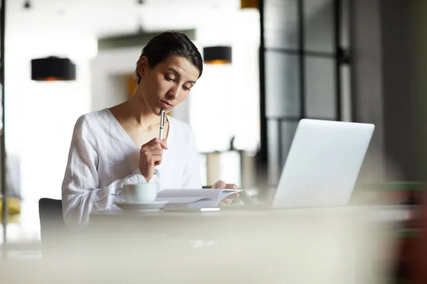 Junge Nachdenkliche Elegante Geschäftsfrau Mit Stift Liest Ihre Arbeitsnotizen Notizbuch — Stockfoto