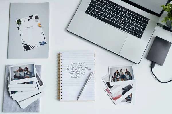 Pohled Fotografie Šťastných Přátel Mezi Laptopy Copybook Notebookem Perem Psacím — Stock fotografie