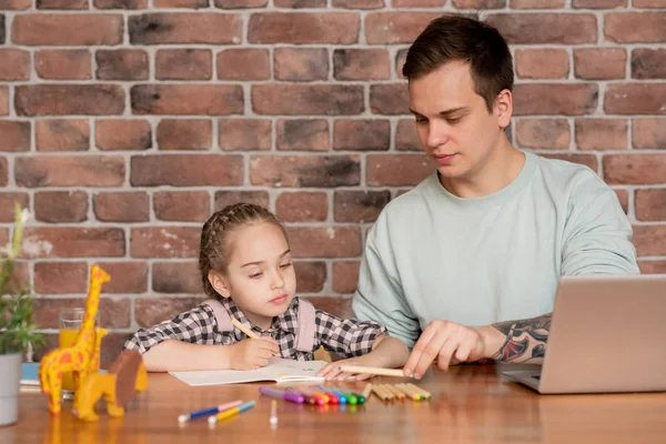 Zufriedener Junger Vater Mit Tätowierung Sitzt Tisch Und Benutzt Buntstifte — Stockfoto