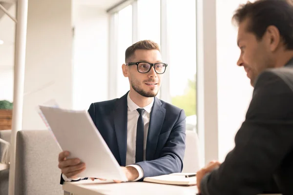 Een Van Jonge Hedendaagse Makelaars Die Een Financieel Document Aan — Stockfoto