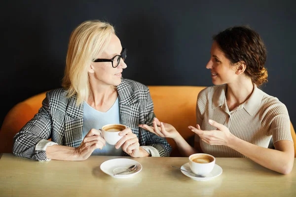 Una Dos Mujeres Confiadas Explicando Colega Punto Vista Idea Durante — Foto de Stock