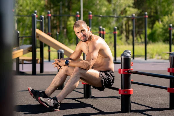 Mladý Svalnatý Atlet Který Nachází Baru Sportovních Zařízení Venku Přestávku — Stock fotografie