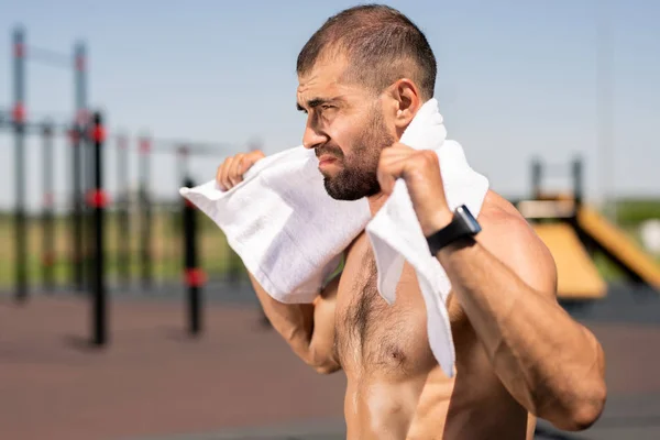 Jonge Topless Gespierde Man Met Witte Zachte Handdoek Zijn Nek — Stockfoto