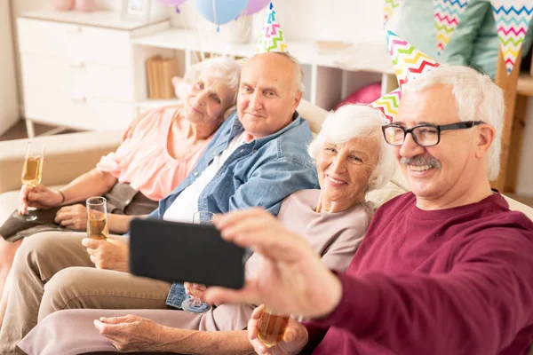 Grupo Alegres Personas Mayores Haciendo Selfie Sofá Mientras Reúnen Para — Foto de Stock