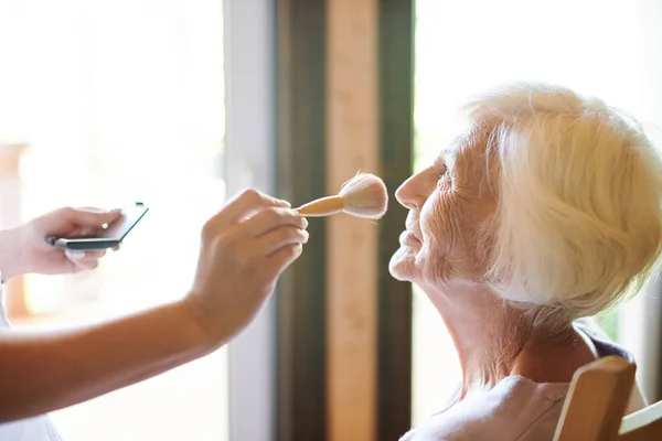 Zeitgenössische Kosmetikerin Mit Puderpinsel Überarbeitet Make Der Seniorin Vor Fotoshooting — Stockfoto