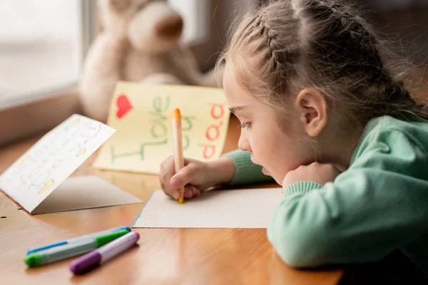 Grave Ragazza Concentrata Con Capelli Intrecciati Appoggiata Sul Tavolo Legno — Foto Stock