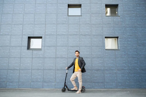 Junger Gut Gekleideter Geschäftsmann Schicker Casualwear Steht Der Wand Eines — Stockfoto