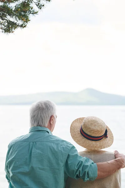 Widok Tyłu Czuły Starszych Małżonków Siedzi Przed Jeziorem Lub Nad — Zdjęcie stockowe