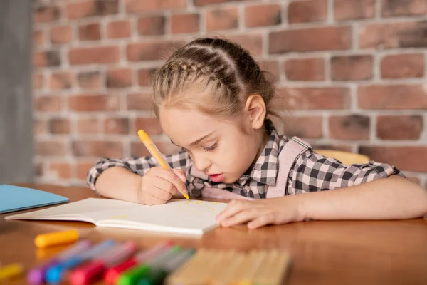 Chica Creativa Concentrada Con Pelo Trenzado Sentado Mesa Dibujo Con —  Fotos de Stock