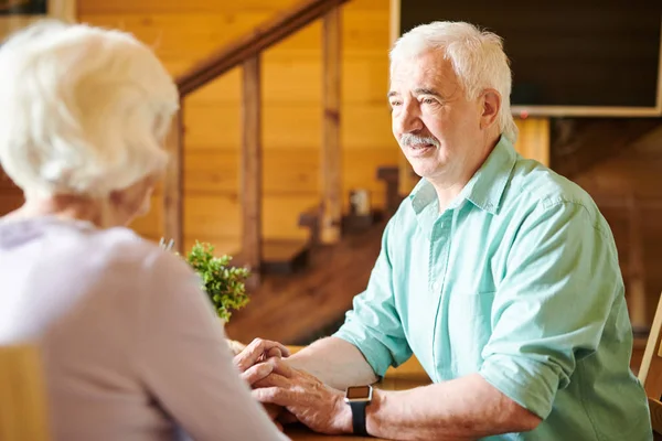 Amorösa Senior Man Tittar Sin Hustru Konversation Med Bord Köket — Stockfoto