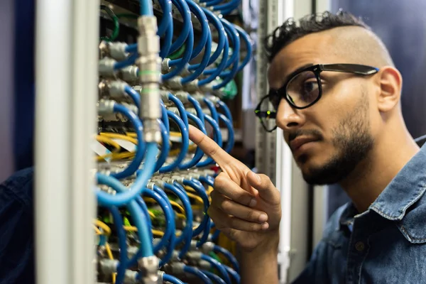 Imagen Recortada Serio Pensativo Joven Ingeniero Redes Oriente Medio Con —  Fotos de Stock