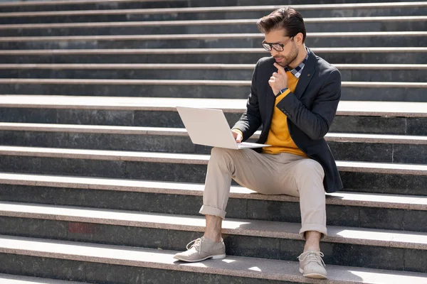 Jonge Creatieve Man Smart Casual Kijken Naar Laptop Display Terwijl — Stockfoto