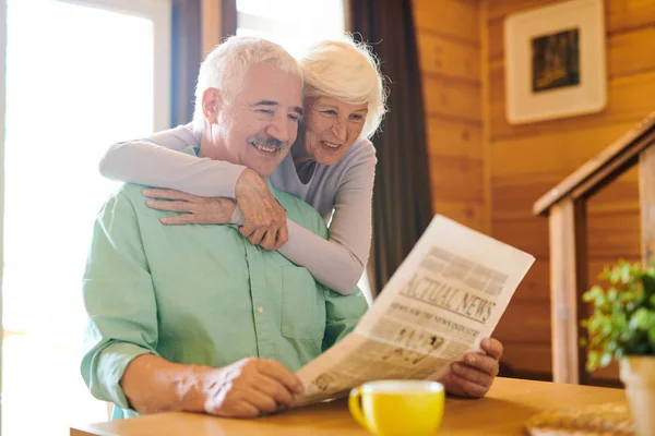 Cheerful Senior Couple Casualwear Looking Latest News Morning Country House — Stock Photo, Image