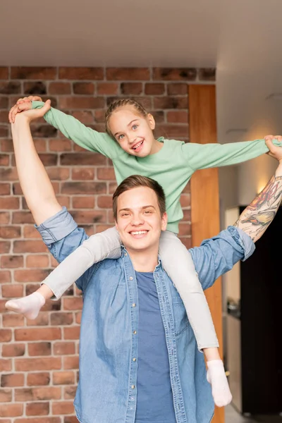 Positivo Juguetón Padre Joven Con Tatuaje Brazo Hija Con Pelo — Foto de Stock