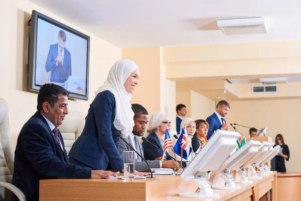 Joven Delegada Musulmana Exitosa Ropa Formal Hijab Mirando Uno Sus — Foto de Stock