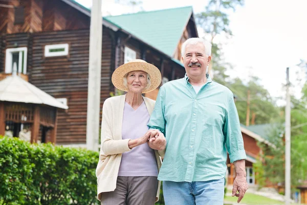 Casual Gelukkig Senior Paar Beweegt Vooruit Het Platteland Terwijl Geniet — Stockfoto