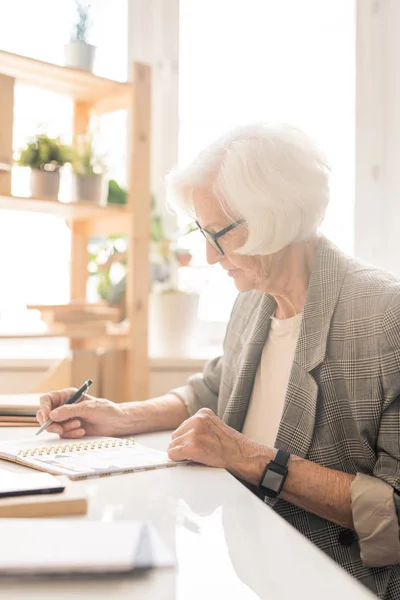 Mujer Negocios Elegante Envejecida Contemporánea Haciendo Leyendo Notas Cuaderno Mientras — Foto de Stock