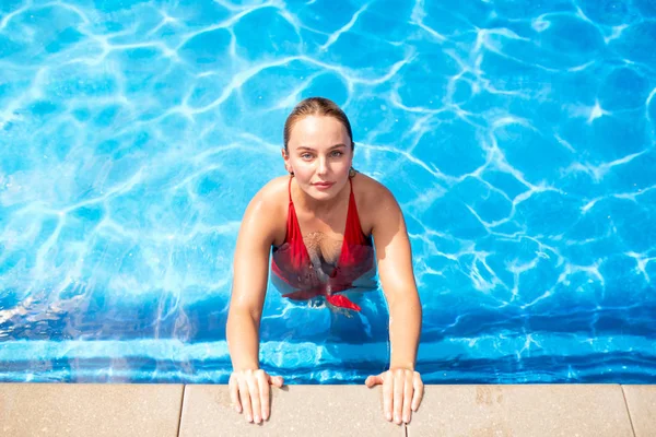 Mooie Vrouw Badmode Zoek Naar Van Water Van Het Zwembad — Stockfoto