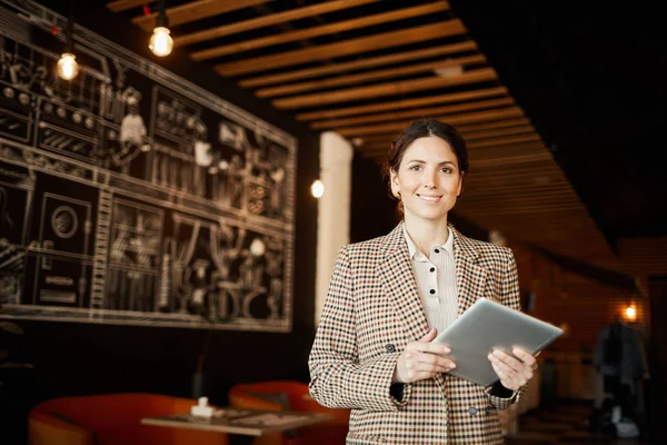 Šťastný Mladý Elegantní Majitel Restaurace Posuvným Rolním Seznamem Klientů Pozvání — Stock fotografie