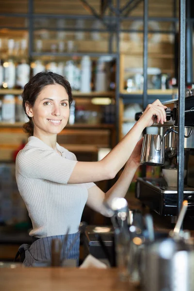 Lycklig Ung Kvinnlig Barista Tittar Dig Medan Står Med Kaffebryggare — Stockfoto