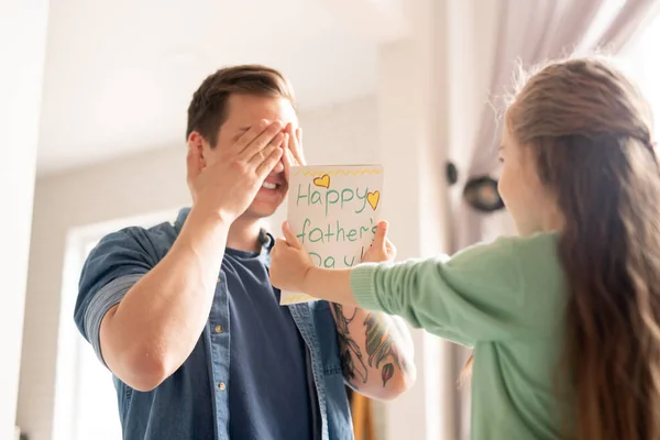 Söt Flicka Som Ger Semester Kort Till Fadern Medan Han — Stockfoto