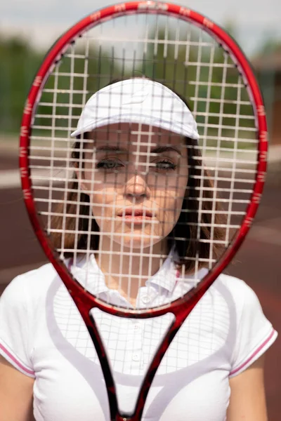 Ung Seriøs Tennisspiller Som Ser Deg Gjennom Racketen Sunny Day – stockfoto