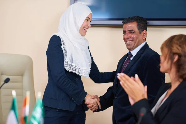 Jovem Delegada Feliz Hijab Parabenizando Uma Das Oradoras Estrangeiras Após — Fotografia de Stock