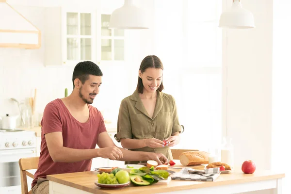 Glückliche Junge Vegetarier Freizeitanzügen Stehen Küchentisch Und Bereiten Frischen Gemüsesalat — Stockfoto