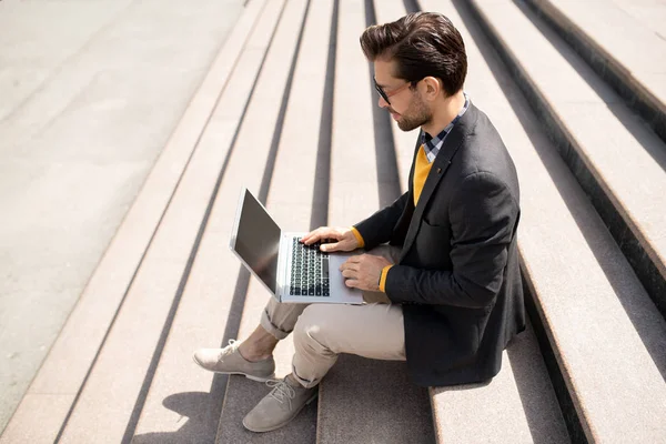 Jonge Elegante Agent Met Mobiel Gadget Zittend Trap Zonnige Dag — Stockfoto