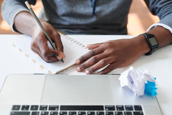 Young Mixed Race Student Med Penna Över Tomma Sidan Copybook — Stockfoto