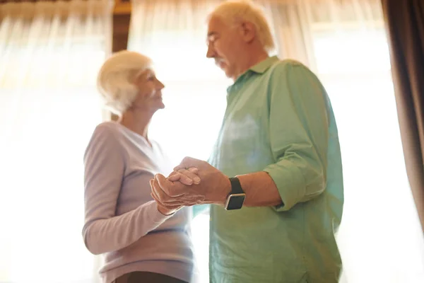 Руки Старших Супругов Смотрят Друг Друга Разговаривают Время Танцев Окна — стоковое фото