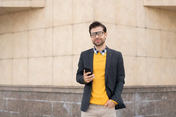 Glücklicher Junger Smarter Geschäftsmann Mit Smartphone Nachrichten Während Vor Der — Stockfoto