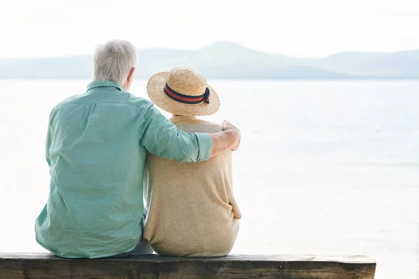 Rückansicht Eines Gelassenen Seniorehepaares Freizeitkleidung Das Einem Sommertag Wasser Entspannt — Stockfoto