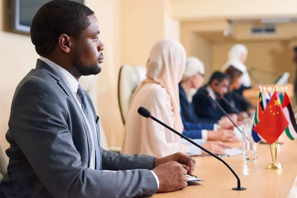 Joven Delegado Afroamericano Serio Participante Del Foro Político Escuchando Informe —  Fotos de Stock