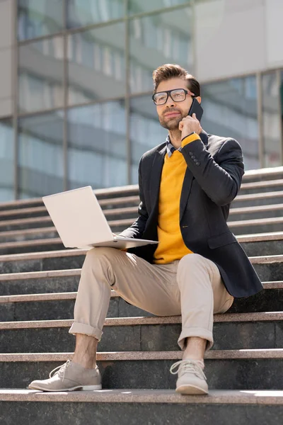 Jonge Eigentijdse Elegante Agent Met Smartphone Laptop Consulting Een Van — Stockfoto