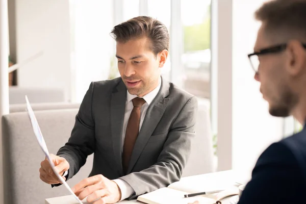 Säker Agent Formalwear Som Pekar Ett Avtalsvillkoren Och Förklarar Det — Stockfoto